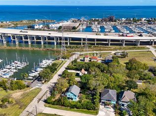 180 Grove Rd, Kemah, TX 77565