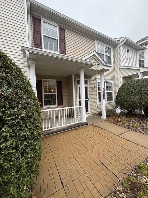 Stunning & Immaculate 3 BR Townhome in Woodbury — Photo 2