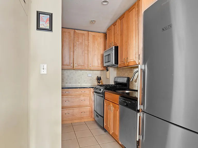 439 E 88th St #5B — Photo 6