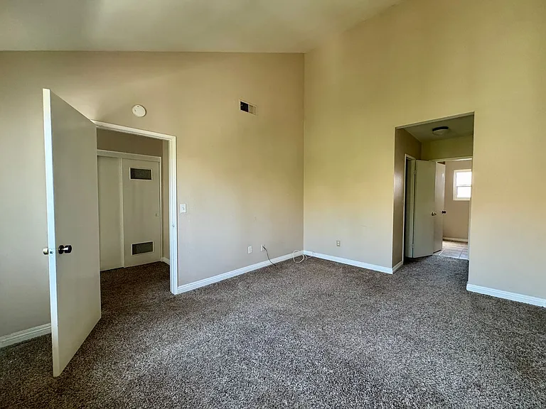 594 W Huntington Dr #C — Photo 12