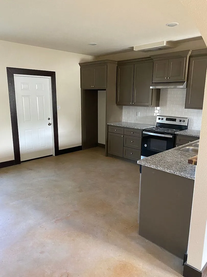 3/2 with Office Barndo on Large Lot — Photo 4