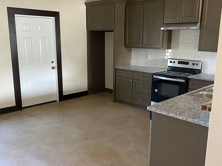 1051 Deer Ln — Photo 4