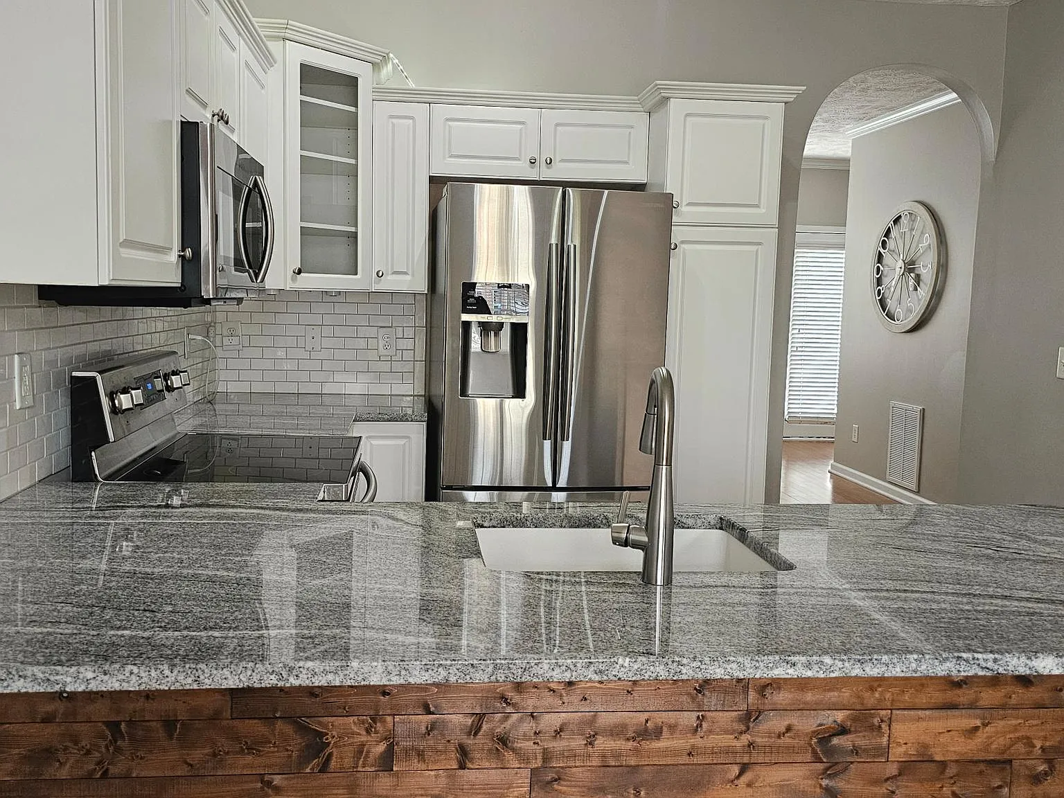 3 bed, 2.5 bath, 1450 sqft, $2,400 — Photo 2
