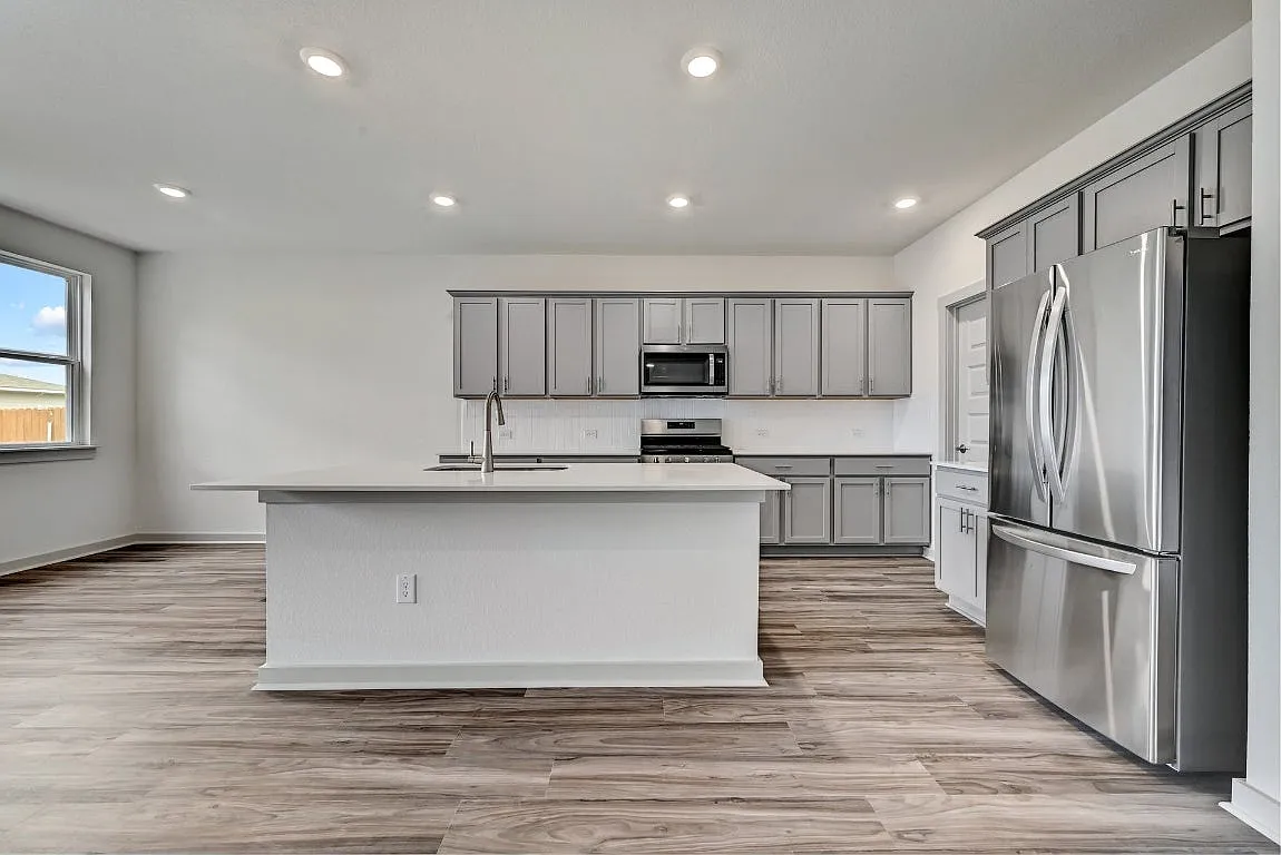 4 bed, 2.5 bath, 2381 sqft, $1,150 — Photo 4