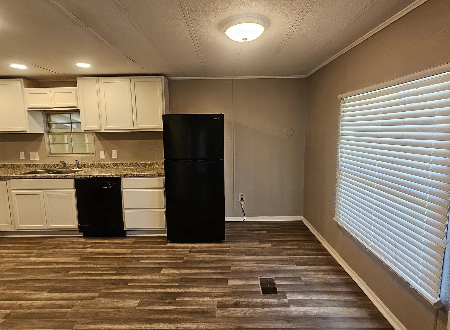 3 bed, 1152 sqft, $1,450 — Photo 1