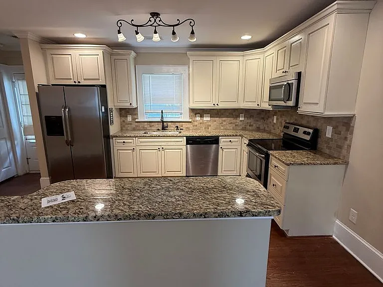 1724 Hawthorne Ln — Photo 10