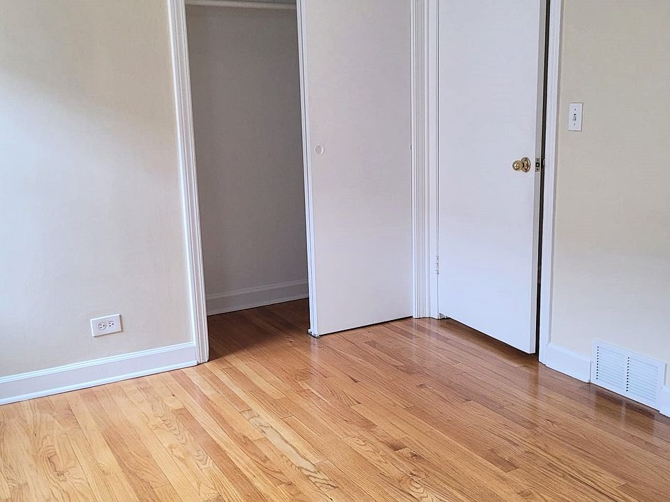 1st Bedroom with closet