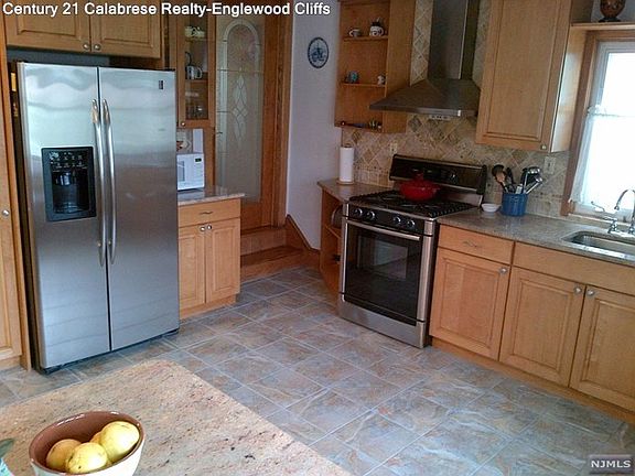 4th image of 132 Sylvan Ave