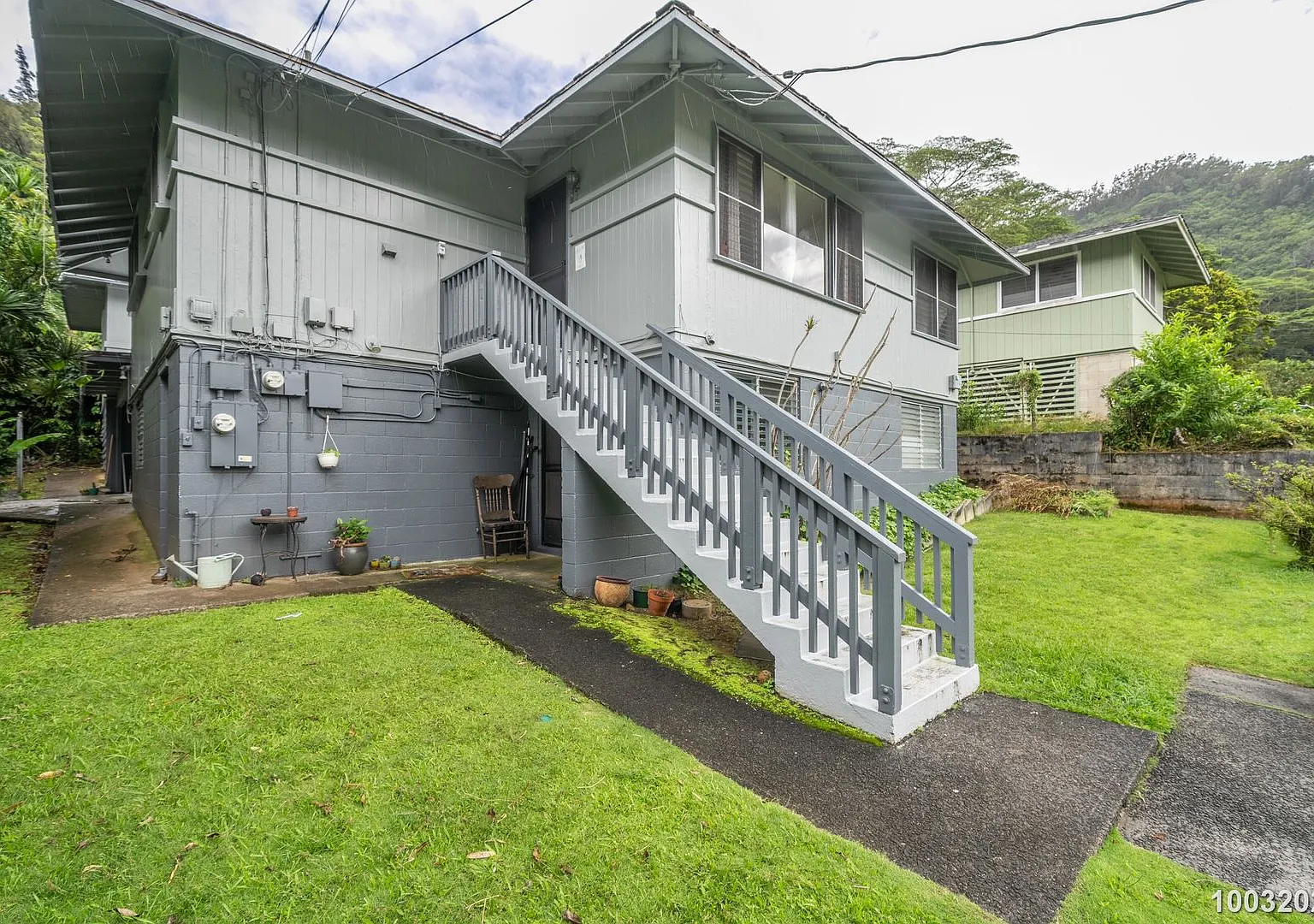 Recently Renovated 2BR/1BA/2 tandem PKG (covered & uncovered) in Kalihi Valley! — Photo 2