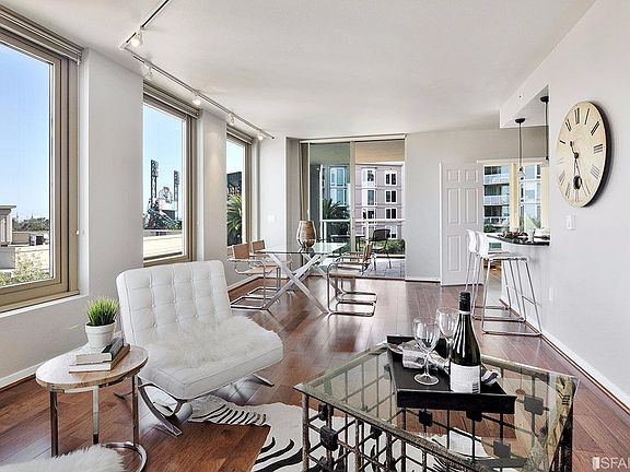 3rd image of 88 King St Unit 525