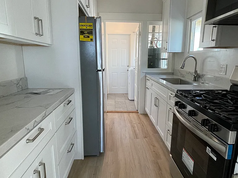 515 N Burlington Ave — Photo 7