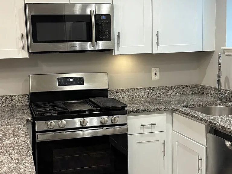 1445 Oak St NW — Photo 7