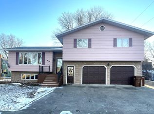 242 W Stutsman St, Pembina, ND 58271