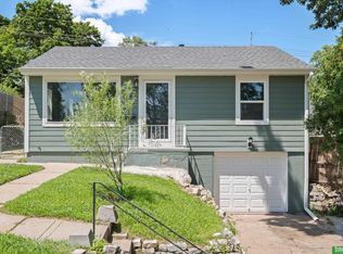 7764 Park Dr, Ralston, NE 68127