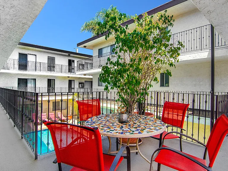 ZELZAH APARTMENTS — Photo 31