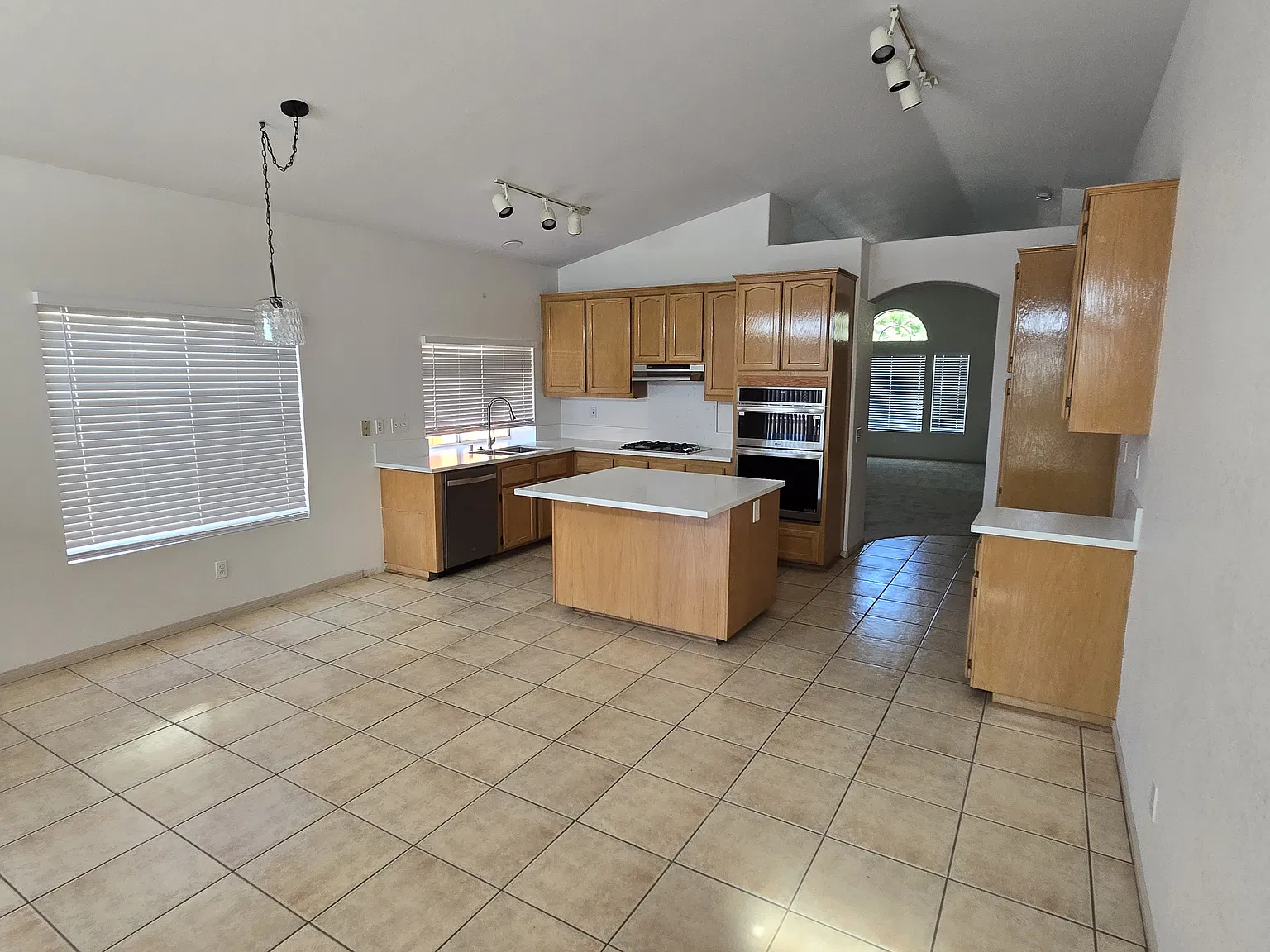 3 bed, 2.5 bath, 1827 sqft, $4,200 — Photo 4