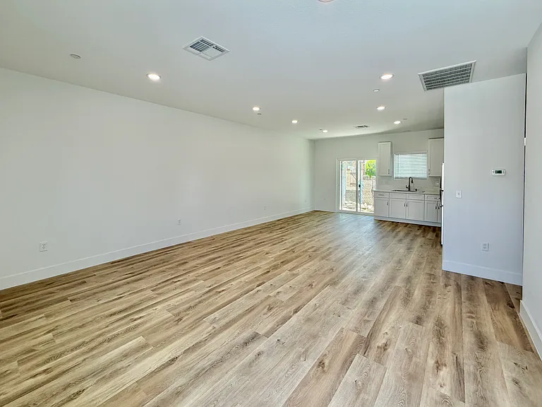 6989 Del Rosa Ave — Photo 10