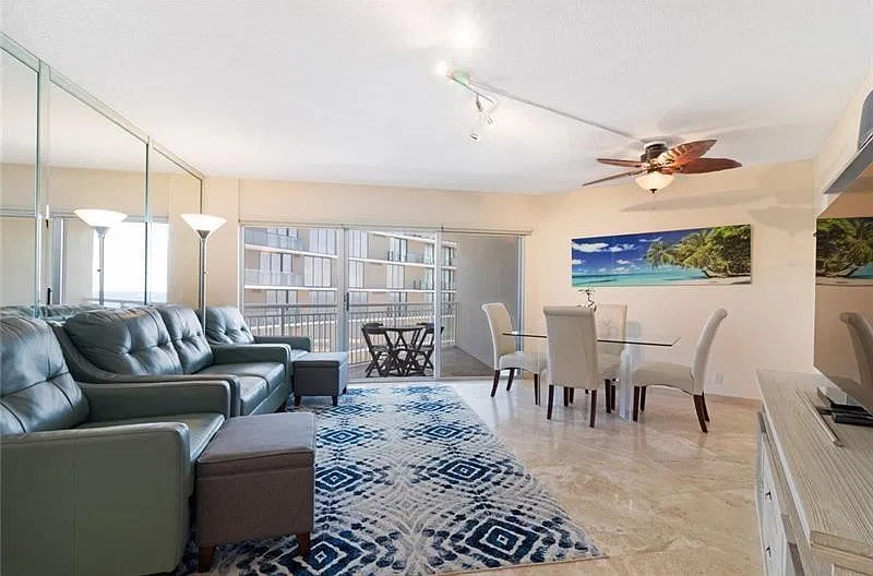 Breakers Condominium — Photo 4
