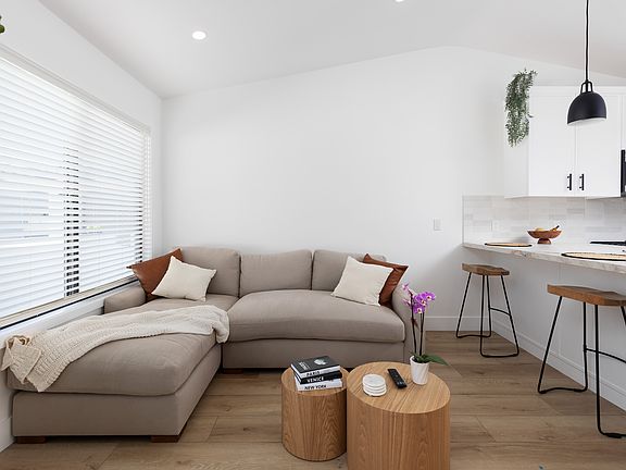 4th image of 273 Costa Mesa St #B