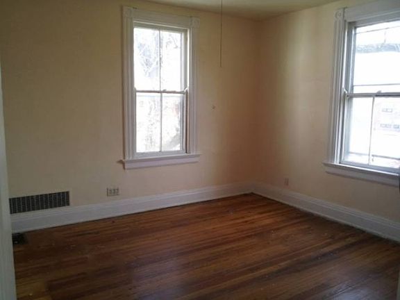 4th image of 4414 Floral Ave