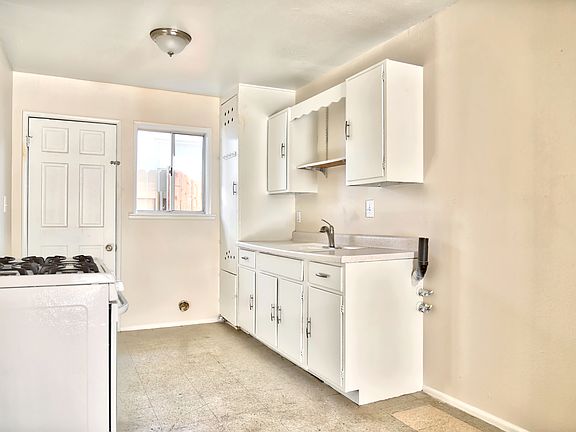 4th image of 228 E C St APT 1