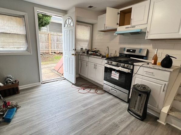 225 N Burgher Ave Floor 1