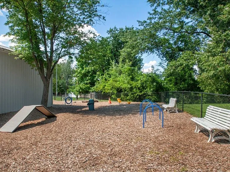 Montgomery Manor Apartments & Townhomes — Photo 20