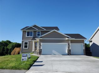 1215 Petrus Dr NE, Cedar Rapids, IA 52402