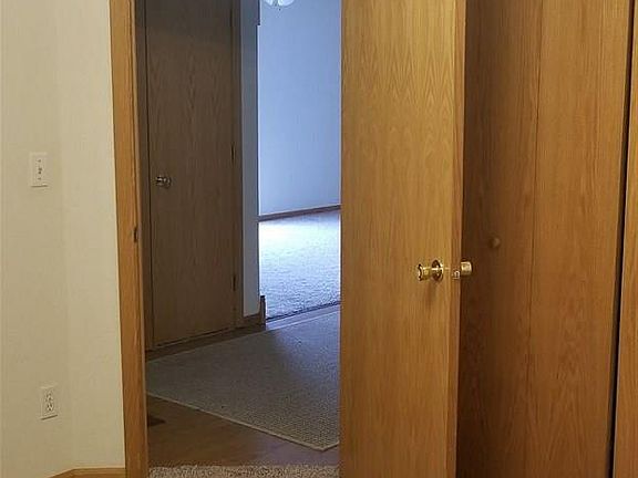 3rd image of 121 Meadowlark Ln