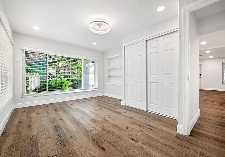 2298 NE 4th Ave — Photo 15