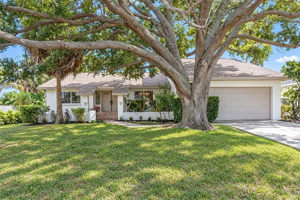 3 bed, 2.0 bath, 2071 sqft, $6,900 — Photo 1