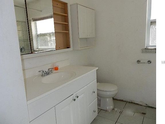 5th image of 210 Poinciana Cir