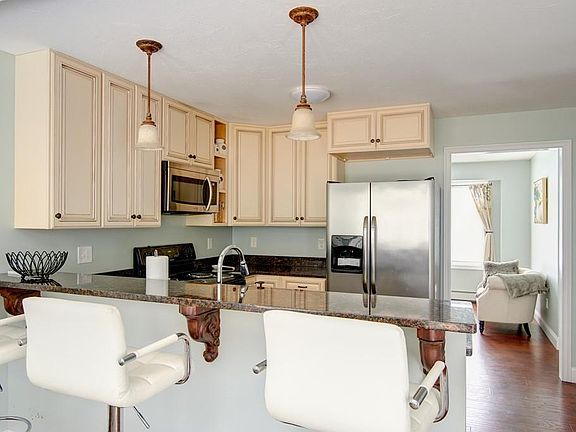 4th image of 25 Pinewood Dr