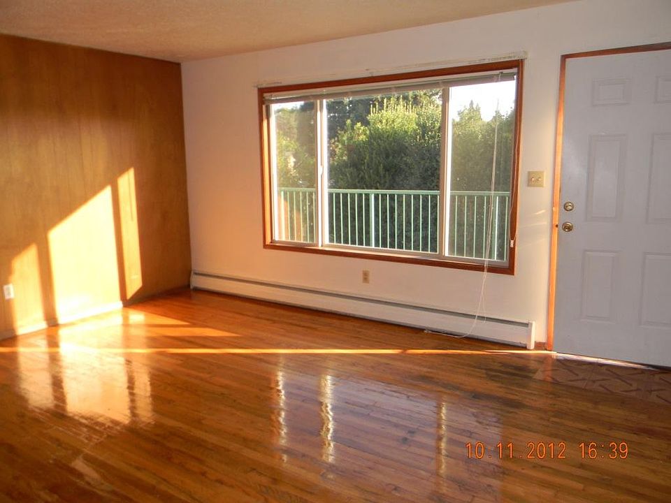Large south-facing windows in the living room offer plenty of natural light. A MUST in the Pacific NW!