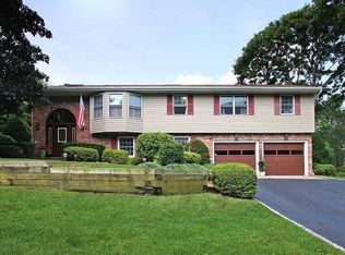 17 Easterly Rd, Hampton Bays, NY 11946