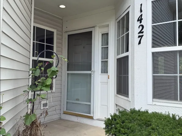 1427 Meadowsedge Ln, Carpentersville, IL 60110