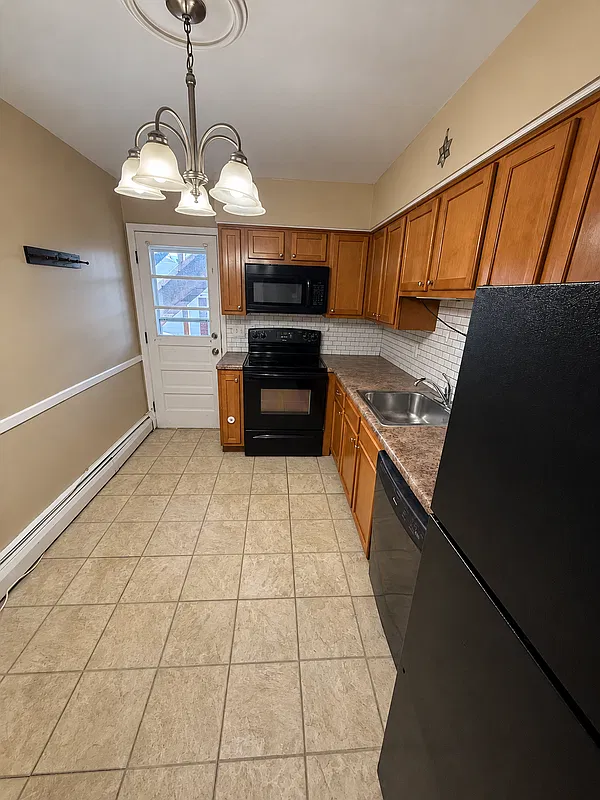 2 bed, 1.0 bath, $1,300 — Photo 2