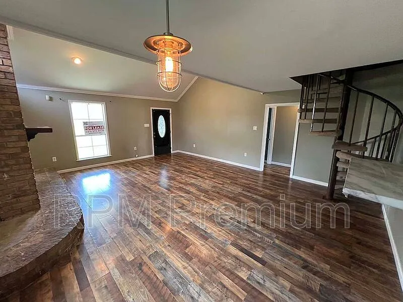 4 bed, 2.0 bath, 1840 sqft, $1,950 — Photo 4