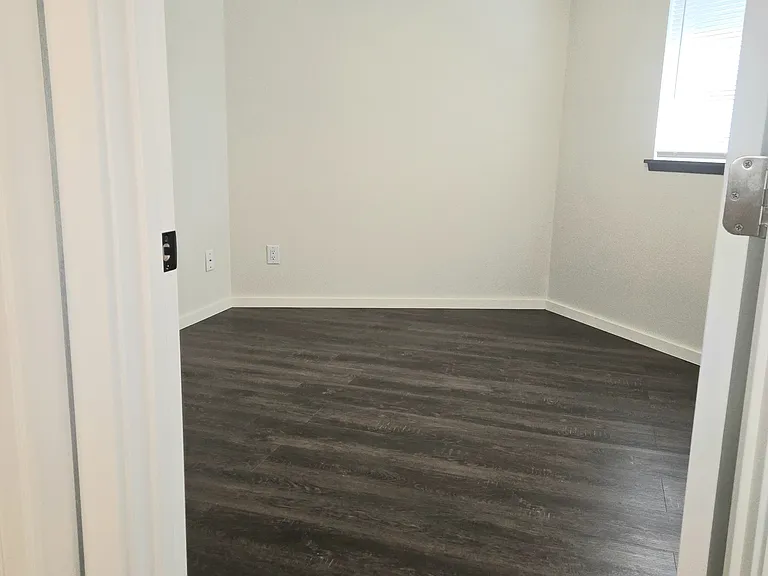 View of entry to N. bedroom.