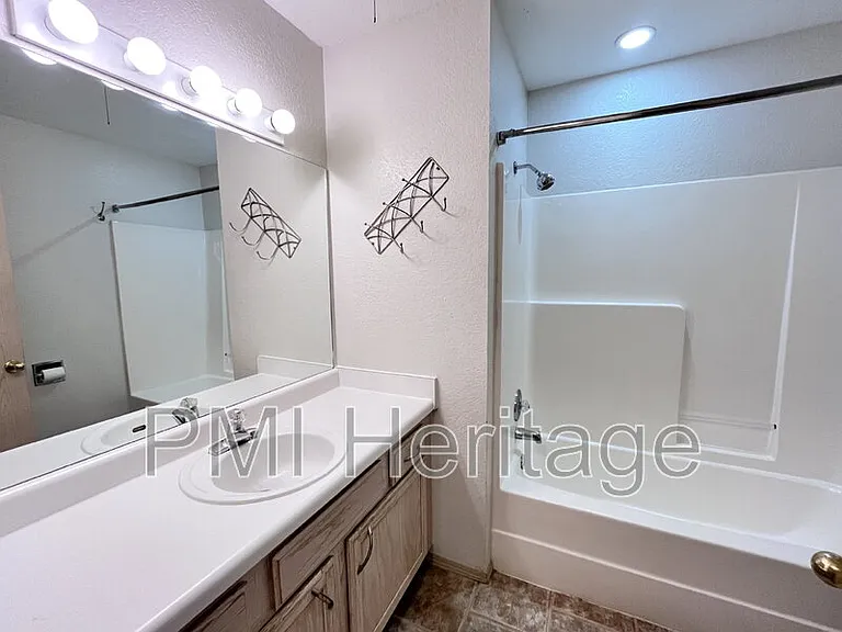 886 N Daisy Ln — Photo 10