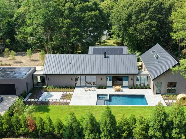 https://photos.zillowstatic.com/fp/cc18621a4deb53e9cb3cd1d076d6c5ec-p_e.webp