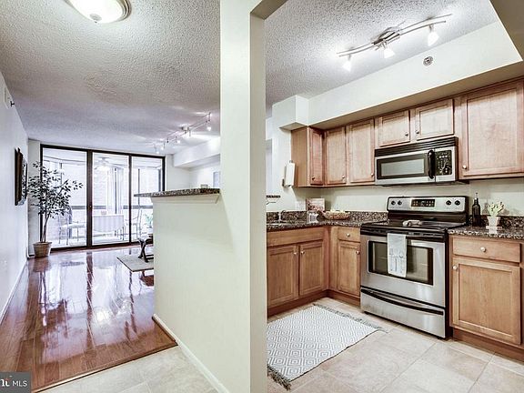 4th image of 1001 N Vermont St APT 313