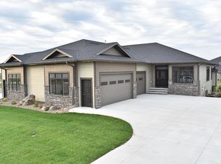 907 Select Ln, Bismarck, ND 58503