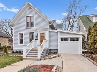 112 S River Ln, Geneva, IL