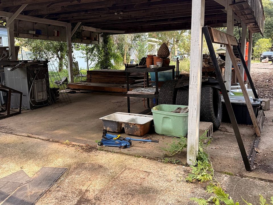 2nd image of 826 Kirby Pl