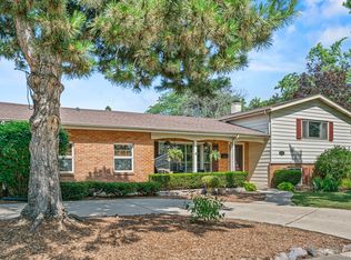 330 N Country Club Dr, Addison, IL 60101