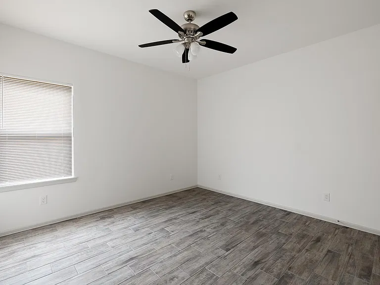 443 Medina Ln #3 — Photo 8