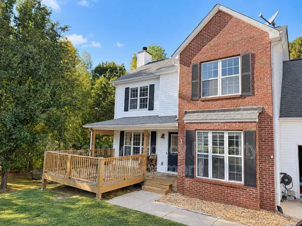 305 Greenleaf Ct, Loganville, GA 30052