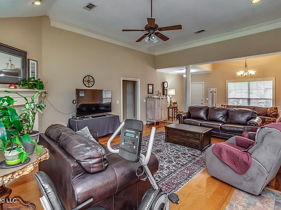 5th image of 502 Wildberry Dr
