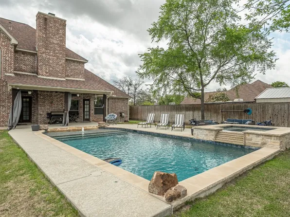 105 Bent Oak Dr, Aubrey, TX 76227